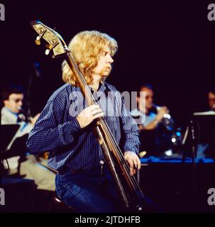 Jazz Fest Berlin, Philharmonie, Deutschland, 1977, Bild: Eberhard Weber, deutscher Jazzbasser. Jazz Fest Berlin, Philharmonie, Deutschland, 1977, Foto: Eberhard Weber, Deutscher Bassist. Stockfoto