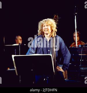 Jazz Fest Berlin, Philharmonie, Deutschland, 1977, Bild: Eberhard Weber, deutscher Jazzbasser. Jazz Fest Berlin, Philharmonie, Deutschland, 1977, Foto: Eberhard Weber, Deutscher Bassist. Stockfoto