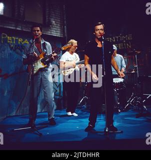 The Hollies, britische Pop und Rock Band, mit Sänger Allan Clark, Mitte, in der ZDF Sendung: Na, sowas, Deutschland, 1986. The Hollies, britische Rock- und Pop-Band mit Sänger Allan Clark, Mitte, TV-Auftritt in Deutschland, 1986. Stockfoto