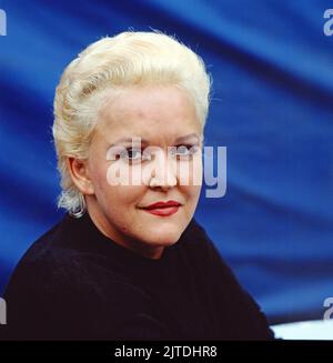 Angelika Milster, deutsche Sängerin, Schauspielerin und Musicaldarstellerin, Portrait, Deutschland, 1991. Angelika Milster, deutsche Sängerin, Schauspielerin und Musikerin, Portrait, Deutschland, 1991. Stockfoto