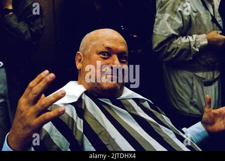 Der zerbrochene Krug, Lustspiel von Heinrich von Kleist, Fernsehfassung, Regie: Heinz Schirk, Deutschland, 1990, Foto: Günter Strack in der Schauspielergarderobe. Der zerbrochene Krug, Comedy-Stück von Heinrich von Kleist, Fernsehfassung, Regie Heinz Schirk, Deutschland, 1990, Foto: Günter Strack in der Schauspielerankleide. Stockfoto