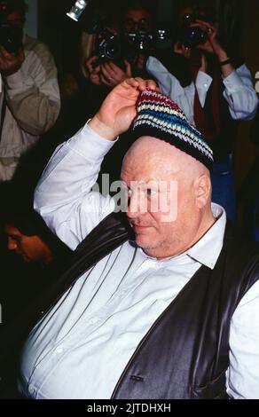 Der zerbrochene Krug, Lustspiel von Heinrich von Kleist, Fernsehfassung, Regie: Heinz Schirk, Deutschland, 1990, Bild: Günter Strack und Fotografen in der Schauspielergarderobe. Der zerbrochene Krug, Comedy-Stück von Heinrich von Kleist, Fernsehfassung, Regie Heinz Schirk, Deutschland, 1990, Foto: Günter Strack und Fotografen in der Schauspielerankleide Stockfoto