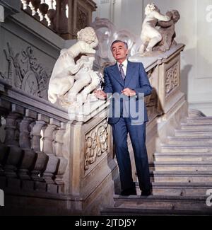 Auf den Spuren des Rosenkavaliers, ORF Sendung, Österreich, 1979, Bild: Marcel Prawy, Der berühmte Wiener Dramaturg, Operettenforscher, Opernkener Opernkritiker und Doyen der Opernvermittlung, stellt die Richard-Strauss-Oper: Der Rosenkavalier, mit Fakten, Geschichten und Anekdoten vor. Auf den Spuren des Rosenkavaliers, ORF-Musikprogramm, Österreich, 1979, Foto Dr. Marcel Prawy, der berühmte Wiener Dramaturg, Operettenforscher, Opernkritiker, Opernkenner und Doyen der Opern-Lehre, präsentiert die Richard Strauss-Oper: Der Rosenkavalier mit Fakten, Geschichten und Anekdoten. Stockfoto