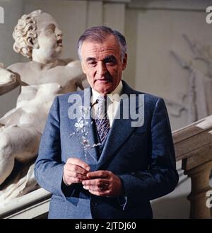 Auf den Spuren des Rosenkavaliers, ORF Sendung, Österreich, 1979, Bild: Marcel Prawy, Der berühmte Wiener Dramaturg, Operettenforscher, Opernkener Opernkritiker und Doyen der Opernvermittlung, stellt die Richard-Strauss-Oper: Der Rosenkavalier, mit Fakten, Geschichten und Anekdoten vor. Auf den Spuren des Rosenkavaliers, ORF-Musikprogramm, Österreich, 1979, Foto Dr. Marcel Prawy, der berühmte Wiener Dramaturg, Operettenforscher, Opernkritiker, Opernkenner und Doyen der Opern-Lehre, präsentiert die Richard Strauss-Oper: Der Rosenkavalier mit Fakten, Geschichten und Anekdoten. Stockfoto