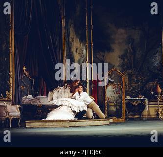 Der Rosenkavalier, Oper von Richard Strauss, Inszenierung: Otto Schenk, Bayerische Staatsoper München, Deutschland, 1979, Szene: Gwyneth Jones als Feldmarschallin, Brigitte Fassbaender als Octavian. Der Rosenkavalier, Oper von Richard Strauss, Regie Otto Schenk, Bayerische Staatsoper München, Deutschland, 1979, Szene: Gwyneth Jones, Brigitte Fassbaender Stockfoto