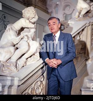 Auf den Spuren des Rosenkavaliers, ORF Sendung, Österreich, 1979, Bild: Marcel Prawy, Der berühmte Wiener Dramaturg, Operettenforscher, Opernkener Opernkritiker und Doyen der Opernvermittlung, stellt die Richard-Strauss-Oper: Der Rosenkavalier, mit Fakten, Geschichten und Anekdoten vor. Auf den Spuren des Rosenkavaliers, ORF-Musikprogramm, Österreich, 1979, Foto Dr. Marcel Prawy, der berühmte Wiener Dramaturg, Operettenforscher, Opernkritiker, Opernkenner und Doyen der Opern-Lehre, präsentiert die Richard Strauss-Oper: Der Rosenkavalier mit Fakten, Geschichten und Anekdoten. Stockfoto