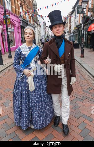 England, Kent, Rochester, das jährliche Dickens Festival, Paar in viktorianischer Tracht Stockfoto