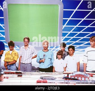 1, 2 oder 3, ZDF Quizshow für Kinder, Deutschland, 1987, moderiert von Biggi Lechtermann, hier mit Kindern aus Deutschland, Österreich und der Schweiz. 1, 2 oder 3, TV-Quizshow für Kinder, Deutschland, 1987, präsentiert von Biggi Lechtermann, hier mit Kindern aus Deutschland, Österreich und der Schweiz. Stockfoto