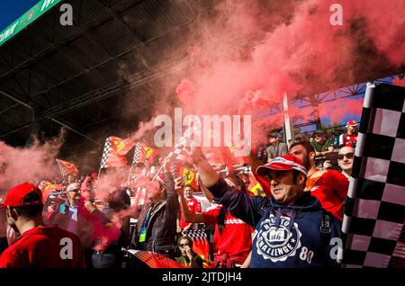 Monza, Italien. 03. September 2017. Fans von Scuderia Ferrari halten Rauchfackeln an den Tribünen fest, während sie auf den Start des Großen Preises von Italien 2017 in Monza warten. Die Scuderia Ferrari feiert beim Großen Preis von Italien 2017 ihr 70.-jähriges Bestehen. Lewis Hamilton (Mercedes) gewann das Rennen von der Pole-Position (seine 69., die den Rekord von Michael Schumacher brach) vor seinem Teamkollegen Valtteri Bottas. Mehr als 30 Sekunden hinter den beiden Mercedes beendete Sebastian Vettels Ferrari. (Foto: Laurent Coust/SOPA Images/Sipa USA) Quelle: SIPA USA/Alamy Live News Stockfoto