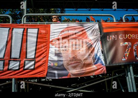 Monza, Italien. 03. September 2017. Am Start des Großen Preises von Italien 2017 in Monza hängt eine Flagge von Scuderia Ferrari mit einem Porträt von Fernando Alonso auf der Tribüne. Die Scuderia Ferrari feiert beim Großen Preis von Italien 2017 ihr 70.-jähriges Bestehen. Lewis Hamilton (Mercedes) gewann das Rennen von der Pole-Position (seine 69., die den Rekord von Michael Schumacher brach) vor seinem Teamkollegen Valtteri Bottas. Mehr als 30 Sekunden hinter den beiden Mercedes beendete Sebastian Vettels Ferrari. (Foto: Laurent Coust/SOPA Images/Sipa USA) Quelle: SIPA USA/Alamy Live News Stockfoto