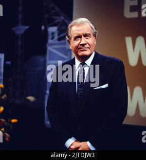 Einer wird gewinnen, auch EWG genannt, ARD Quizsendung, Deutschland, 1985, Bild: Showmaster Hans-Joachim Kulenkampff. Einer wird gewinnen, auch EWG, TV-Quiz-Show, Deutschland, 1985, Foto: Showmaster und Moderator Hans-Joachim Kulenkampff Stockfoto