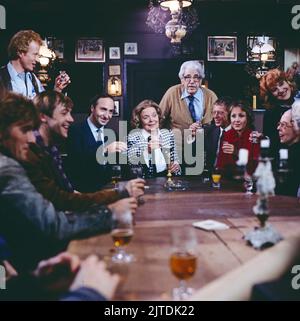 Bin sein dagegen sehr, NDR Fernsehserie, Deutschland, 1985, Folge 6, Szene: Klaus Naeve, Ulli Lothmanns, Rainer Goernemann, Raphael Wilczek, Heidi Kabel, Willy Millowitsch, Gernot Endemann, Hildegard Krekel, Isabell Grothe, Gerda Gmelin. Bin sein dagegen sehr, Fernsehserie, Deutschland, 1985, Folge 6, Szene: Klaus Naeve, Ulli Lothmanns, Rainer Goernemann, Raphael Wilczek, Heidi Kabel, Willy Millowitsch, Gernot Endemann, Hildegard Krekel, Isabell Grothe, Gerda Gmelin. Stockfoto
