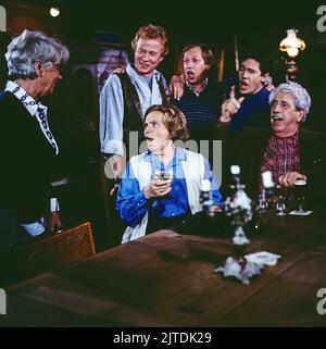 Bin sein dagegen sehr, NDR Fernsehserie, Deutschland, 1985, Folge 5, Szene: Jane Tilden, Rainer Goernemann, Volker Bogdan, Rainer Schmitt, Heidi Kabel, Willy Millowitsch. Bin sein dagegen sehr, Fernsehserie, Deutschland, 1985, Folge 5, Szene: Jane Tilden, Rainer Goernemann, Volker Bogdan, Rainer Schmitt, Heidi Kabel, Willy Millowitsch. Stockfoto