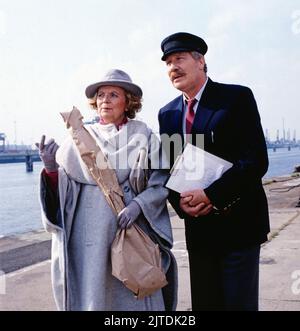 Bin sein dagegen sehr, NDR Fernsehserie, Deutschland, 1985, Folge 1, Szene: Heidi Kabel als Lisa Boysen, Peter Carsten als Schiffsagent Schröder. Bin sein dagegen sehr, Fernsehserie, Deutschland, 1985, Folge 1, Szene: Heidi Kabel und Peter Carsten Stockfoto