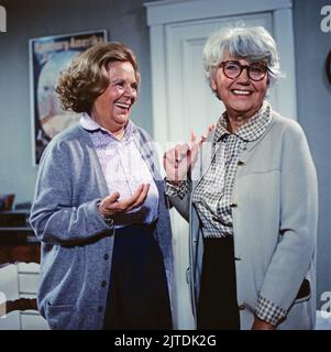 Bin sein dagegen sehr, NDR Fernsehserie, Deutschland, 1985, Folge 5, Szene: Heidi Kabel, Jane Tilden. Bin sein dagegen sehr, Fernsehserie, Deutschland, 1985, Folge 5, Szene: Heidi Kabel und Jane Tilden Stockfoto