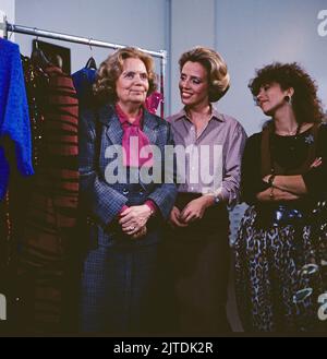 Bin sein dagegen sehr, NDR Fernsehserie, Deutschland, 1985, Folge 3, Szene: Heidi Kabel als Lisa Boysen, Heidi Mahlen als Katja, Barbara Fenner als Simone. Bin sein dagegen sehr, Fernsehserie, Deutschland, 1985, Folge 3, Szene: Heidi Kabel, Heidi Mahler, Barbara Fenner Stockfoto
