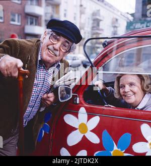 Bin sein dagegen sehr, NDR Fernsehserie, Deutschland, 1985, Folge 8, Szene: Willy Millowitsch als Wilhelm Schulze, Heidi Kabel als Lisa Boysen in der Ente, einem Citroën 2CV. Bin sein dagegen sehr, Fernsehserie, Deutschland, 1985, Folge 8, Szene: Willy Millowitsch und Heidi Kabel im Citroën 2CV, genannt Ente. Stockfoto