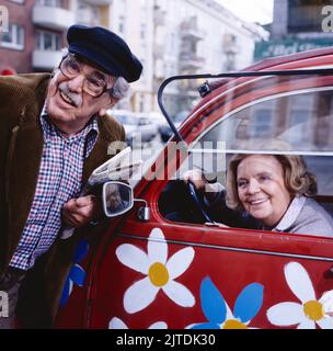 Bin sein dagegen sehr, NDR Fernsehserie, Deutschland, 1985, Folge 8, Szene: Willy Millowitsch als Wilhelm Schulze, Heidi Kabel als Lisa Boysen in der Ente, einem Citroën 2CV. Bin sein dagegen sehr, Fernsehserie, Deutschland, 1985, Folge 8, Szene: Willy Millowitsch und Heidi Kabel im Citroën 2CV, genannt Ente. Stockfoto