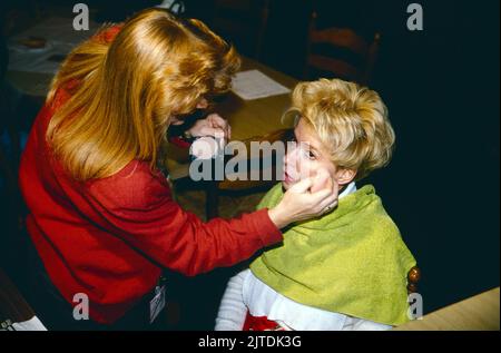 Ingrid Steeger, deutsche Schauspielerin, hier mit Maskenbildnerin, Deutschland, um 1988. Ingrid Steeger, deutsche Schauspielerin, hier mit Make-up-Künstlerin, Deutschland, um 1988. Stockfoto