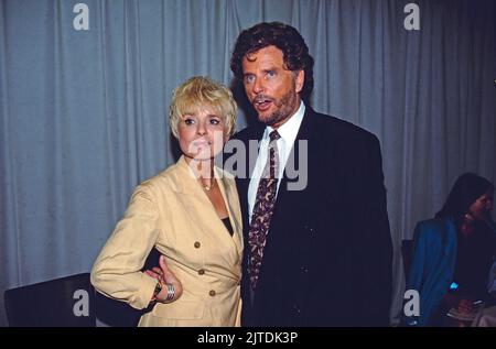 Ingrid Steeger, deutsche Schauspielerin, hier mit ihrem Lebensgefährten, dem deutschen Regisseur Dieter Wedel, Deutschland, 1988. Ingrid Steeger, deutsche Schauspielerin, hier mit ihrem Lebensgefährten, deutscher TV-Regisseur Dieter Wedel, Deutschland, 1988. Stockfoto