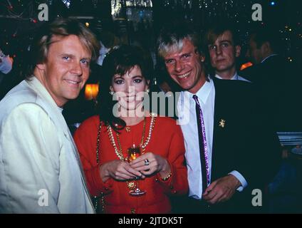 Sänger Howard Carpendale, Schauspielerin Iris Berben und Gastronom Kai Wörsching beim Deutschen Filmball in München, Deutschland, 1989. Popsänger Howard Carpendale, Schauspielerin Iris Berben und bekannter Münchener Puppbesitzer Kai Woersching bei der Veranstaltung Deutscher Filmball in München, Deutschland, 1989. Stockfoto