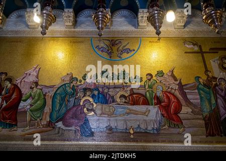 Ein Wandmosaik-Bild des Leibes Jesu Christi, der nach seinem Tod vorbereitet wird, gegenüber dem Salbungsstein in der Grabeskirche im Christlichen Viertel der Altstadt von Ostjerusalem Israel Stockfoto