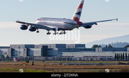 Richmond, British Columbia, Kanada. 29. August 2022. Ein Airbus A380-Jetliner (G-XLEI) von British Airways landet auf dem internationalen Flughafen Vancouver. (Bild: © Bayne Stanley/ZUMA Press Wire) Stockfoto