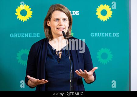 Laatzen, Deutschland. 29. August 2022. Julia Willie Hamburg, Spitzenkandidatin von Bündnis 90/die Grünen für die Landtagswahl in Niedersachsen, spricht auf einer Pressekonferenz auf der geschlossenen Sitzung des Bundesvorstandes von Bündnis 90/die Grünen. Quelle: Moritz Frankenberg/dpa/Alamy Live News Stockfoto