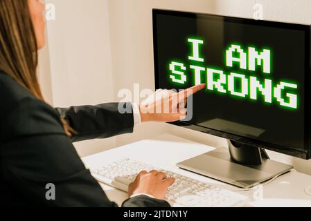 Textunterschrift, in der ich stark bin. Konzept Bedeutung haben große Stärke gesund leistungsfähig alles erreichen weibliche Führerin hält ein Megaphon Stockfoto