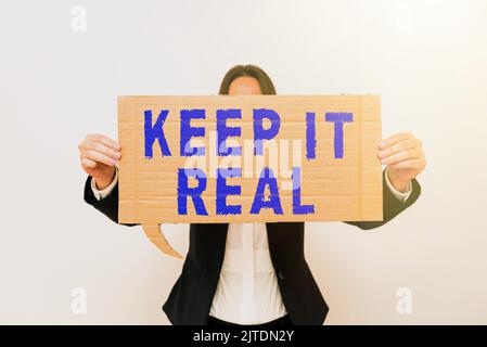 Schild mit „Keep IT Real“. Wort geschrieben auf sich selbst ehrlich authentisch echt sagen die Wahrheit immer Stockfoto