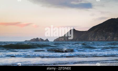 Nugget Point Lighthouse bei Sonnenaufgang, Blick vom Kaka Point Beach. Catlins, Southland. Stockfoto