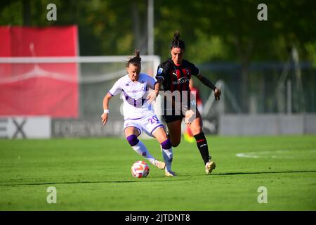 Mailand, Italien. 28. Aug, 2022. F20 und Martina Piemonte vom AC Mailand Kampf um den Ball während AC Mailand - ACF Fiorentina, 1. Turn of Serie A Femminile Tim 2022/23 in Centro P. Vismara - Puma House of Football, Mailand, Lombardei, Italien, 28/08/22 Quelle: Independent Photo Agency/Alamy Live News Stockfoto