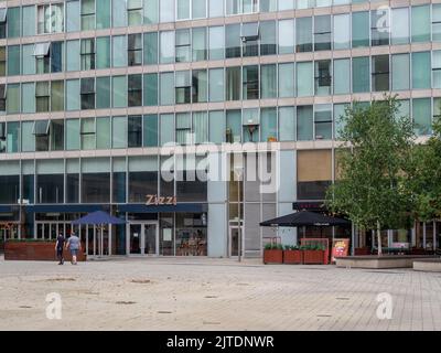 The Hub, Milton Keynes, eine moderne Entwicklung von Wohnungen, Büros und Restaurants in der Nähe des Stadtzentrums. Buckinghamshire, Großbritannien Stockfoto