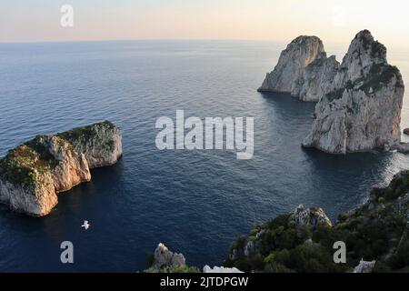 Capri - Scorcio dei faraglioni dal Belvedere di Pizzolungo al Tramonto Stockfoto