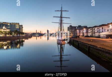 Cork City, Cork, Irland. 30.. August 2022. Das Segeltrainingsschiff Grace O'Malley liegt am North Custom House Quay vor Morgengrauen in Cork City, Irland. - Credit; David Creedon / Alamy Live News Stockfoto