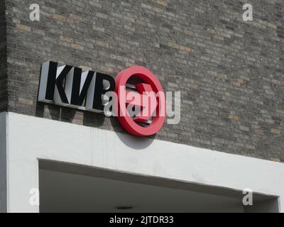 Köln, Deutschland. 20. August 2022. Logo, Schriftzug des KVB, die Kölner Verkehrs-Betriebe Aktiengesellschaft (KVB) betreibt als Verkehrsunternehmen den öffentlichen Verkehr der Stadt Köln mit der Stadtbahn Köln und den Stadtbussen sowie der Kölner Seilbahn. Quelle: Horst Galuschka/dpa/Alamy Live News Stockfoto