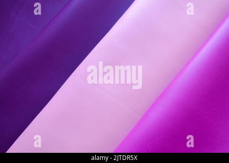 Nahaufnahme von weichem Nappaleder in Violett, Rosa und Violett. Stockfoto