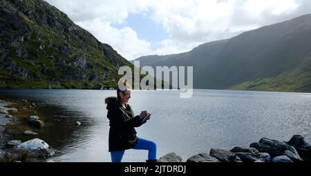 Reifes Weibchen, das am Ufer des Glenbeg Lake, Ardgroom, County Cork, Irland, skizziert - John Gollop Stockfoto