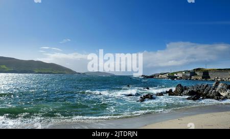 Der Strand von Ballydonegan, Allihies, County Cork, Irland - John Gollop Stockfoto