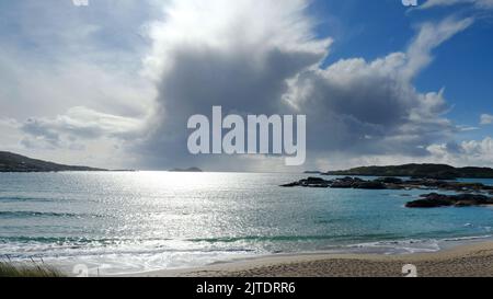 Stürmischer Himmel über dem Strand von Derrynane, County Kerry, Irland - John Gollop Stockfoto