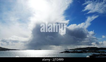 Stürmischer Himmel über dem Strand von Derrynane, County Kerry, Irland - John Gollop Stockfoto