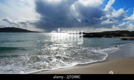 Stürmischer Himmel über dem Strand von Derrynane, County Kerry, Irland - John Gollop Stockfoto