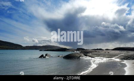 Stürmischer Himmel über dem Strand von Derrynane, County Kerry, Irland - John Gollop Stockfoto