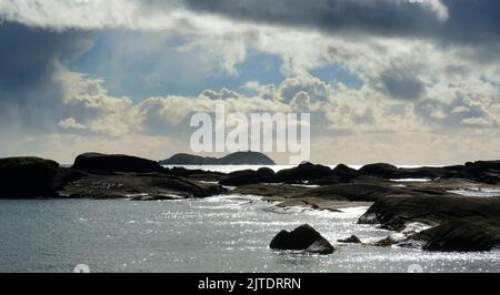 Stürmischer Himmel über dem Strand von Derrynane, County Kerry, Irland - John Gollop Stockfoto