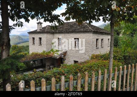 Traditionelles Steinhaus im Bergdorf E Stockfoto