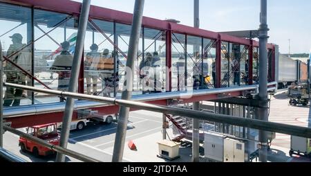 Hamburg, Deutschland. 23. August 2022. Passagiere laufen über einen jetway zu ihrem Flugzeug. Quelle: Markus Scholz/dpa/picture Alliance/dpa | Markus Scholz/dpa/Alamy Live News Stockfoto