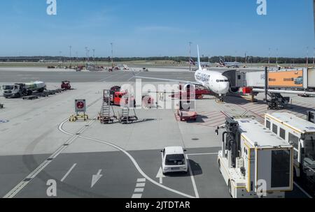 Hamburg, Deutschland. 23. August 2022. Blick auf das Vorfeld des Hamburger Flughafens am Gate A17. Hamburg Airport, Eigenname Hamburg Airport, seit 2016 auch Hamburg Airport Helmut Schmidt, ist der internationale Flughafen der Stadt Hamburg. Es ist der älteste und fünftgrößte Flughafen in Deutschland. Quelle: Markus Scholz/dpa/picture Alliance/dpa | Markus Scholz/dpa/Alamy Live News Stockfoto