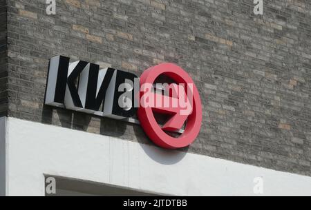 Köln, Deutschland. 20. August 2022. Logo, Schriftzug des KVB, die Kölner Verkehrs-Betriebe Aktiengesellschaft (KVB) betreibt als Verkehrsunternehmen den öffentlichen Verkehr der Stadt Köln mit der Stadtbahn Köln und den Stadtbussen sowie der Kölner Seilbahn. Quelle: Horst Galuschka/dpa/Alamy Live News Stockfoto