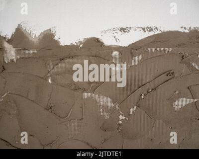 Putzzement auf einem verstärkenden Kunststoffgitter auf einer Schaumstoffplatte Stockfoto