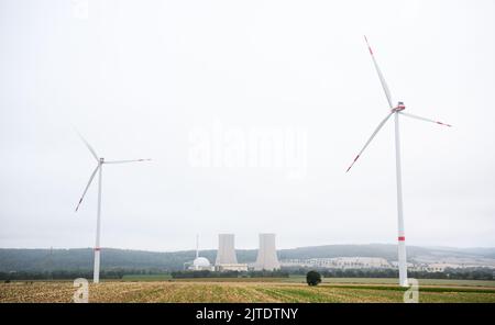 Emmerthal, Deutschland. 30. August 2022. Windenergieanlagen stehen in der Nähe des stillgelegten Kernkraftwerks Grohnde. CDU und FDP fördern die fortgesetzte Nutzung der Kernenergie auf Bundes- und Landesebene in Niedersachsen. Die SPD und die Grünen in Niedersachsen warnen davor, den Atomausstieg grundlegend in Frage zu stellen. Experten glauben, dass die drei Atomreaktoren, die Ende 2021 stillgelegt werden - darunter das Kernkraftwerk Grohnde - innerhalb von Monaten wieder in Betrieb gehen könnten. Quelle: Julian Stratenschulte/dpa/Alamy Live News Stockfoto